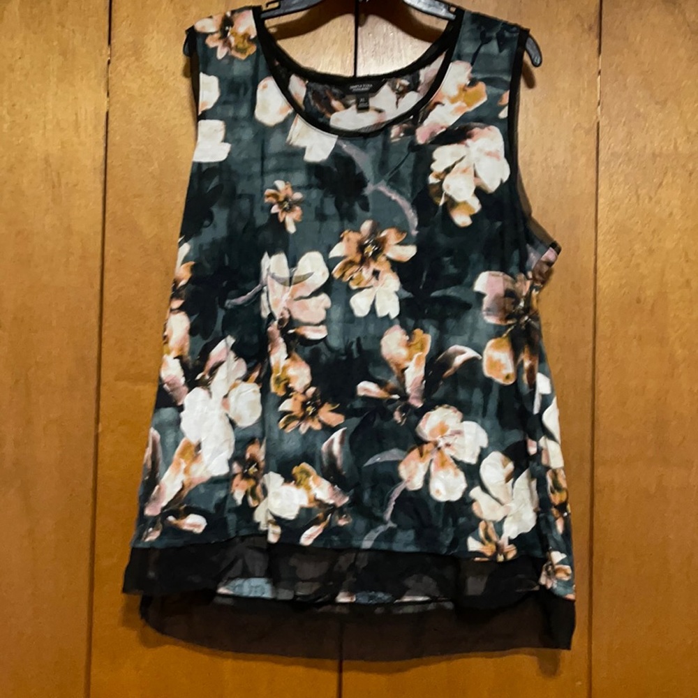 ⭐️Simply Vera floral tank top.  Size XL